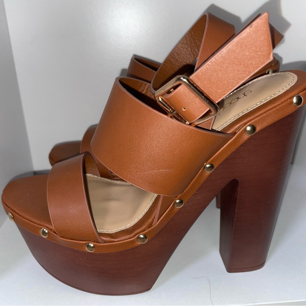 ShoeDazzle brown platform heels, never worn